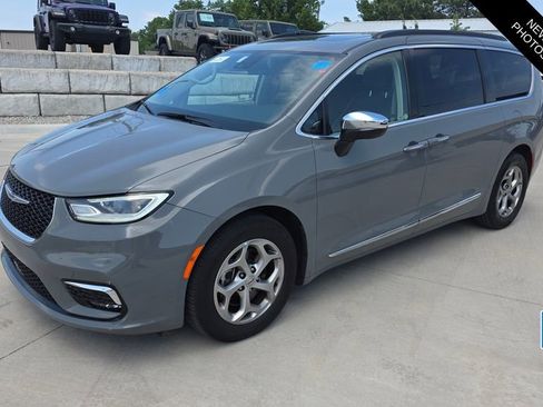 Used 2023 Chrysler Pacifica Limited FWD image 1