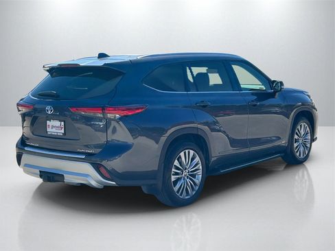 Certified 2022 Toyota Highlander Platinum image 5
