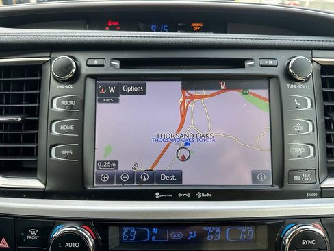 Used 2019 Toyota Highlander XLE FWD image 13
