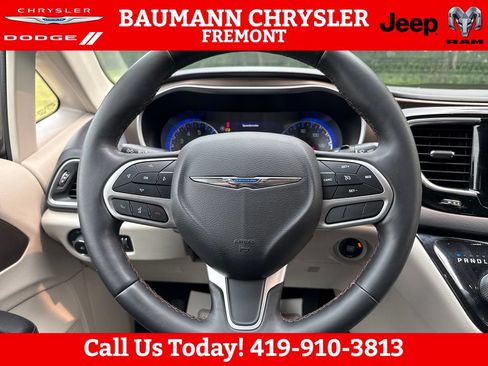 Used 2018 Chrysler Pacifica Touring-L Plus w/ Tire & Wheel Group FWD image 14