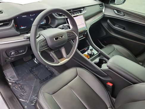 Used 2025 Jeep Grand Cherokee Limited RWD image 23