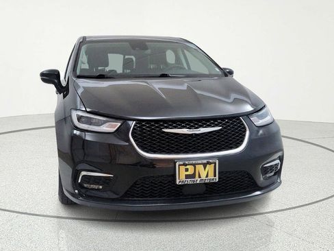 Used 2023 Chrysler Pacifica Touring-L image 2