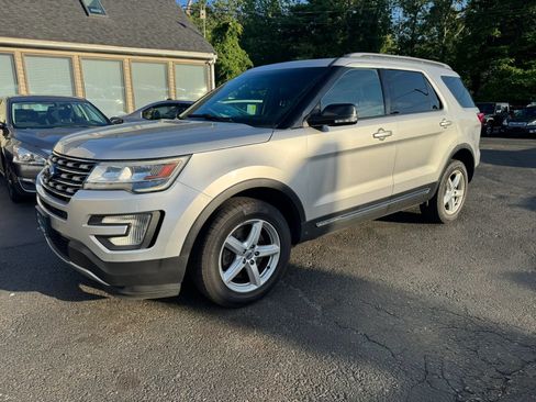 Used 2016 Ford Explorer XLT w/ Equipment Group 202A AWD/4WD image 3