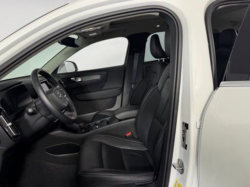Used 2025 Volvo XC40 B5 Core image 21