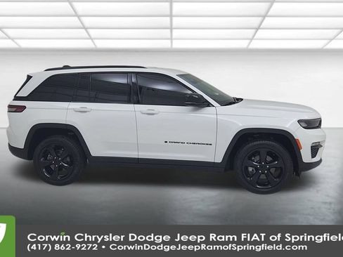 Certified 2023 Jeep Grand Cherokee Limited w/ Black Appearance Package image 17