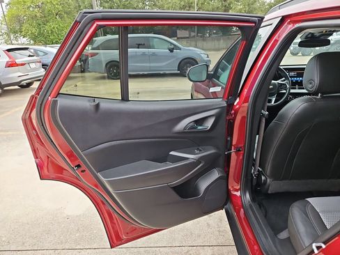 Used 2025 Chevrolet Trax LT w/ LT Convenience Package FWD image 27