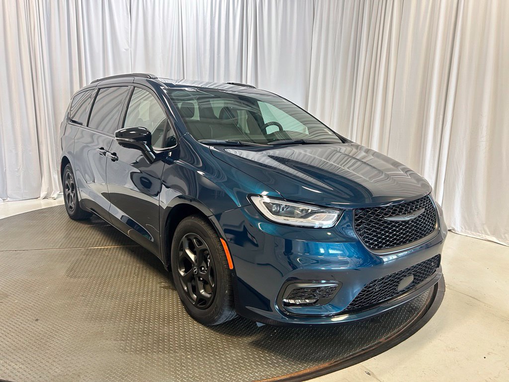 Used 2025 Chrysler Pacifica Premium FWD image 3