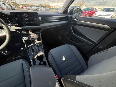Used 2025 Volkswagen Jetta SE image 35