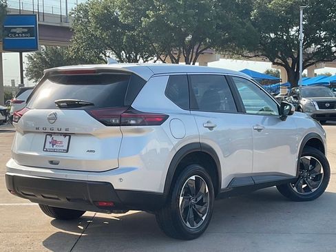 Used 2025 Nissan Rogue SV AWD/4WD image 4