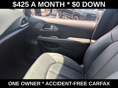 Used 2025 Chrysler Pacifica Select FWD image 29