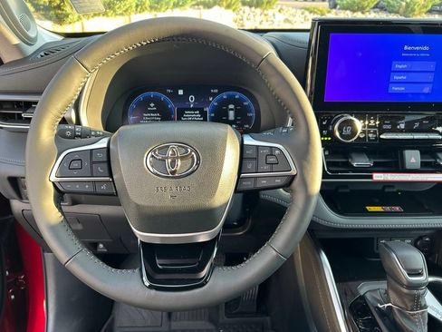 Used 2026 Toyota Highlander Limited AWD/4WD image 18