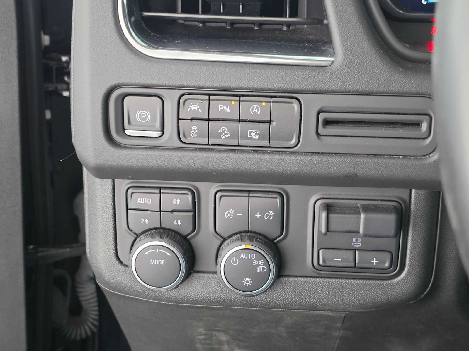 Used 2023 Chevrolet Suburban Z71 w/ Luxury Package AWD/4WD image 32