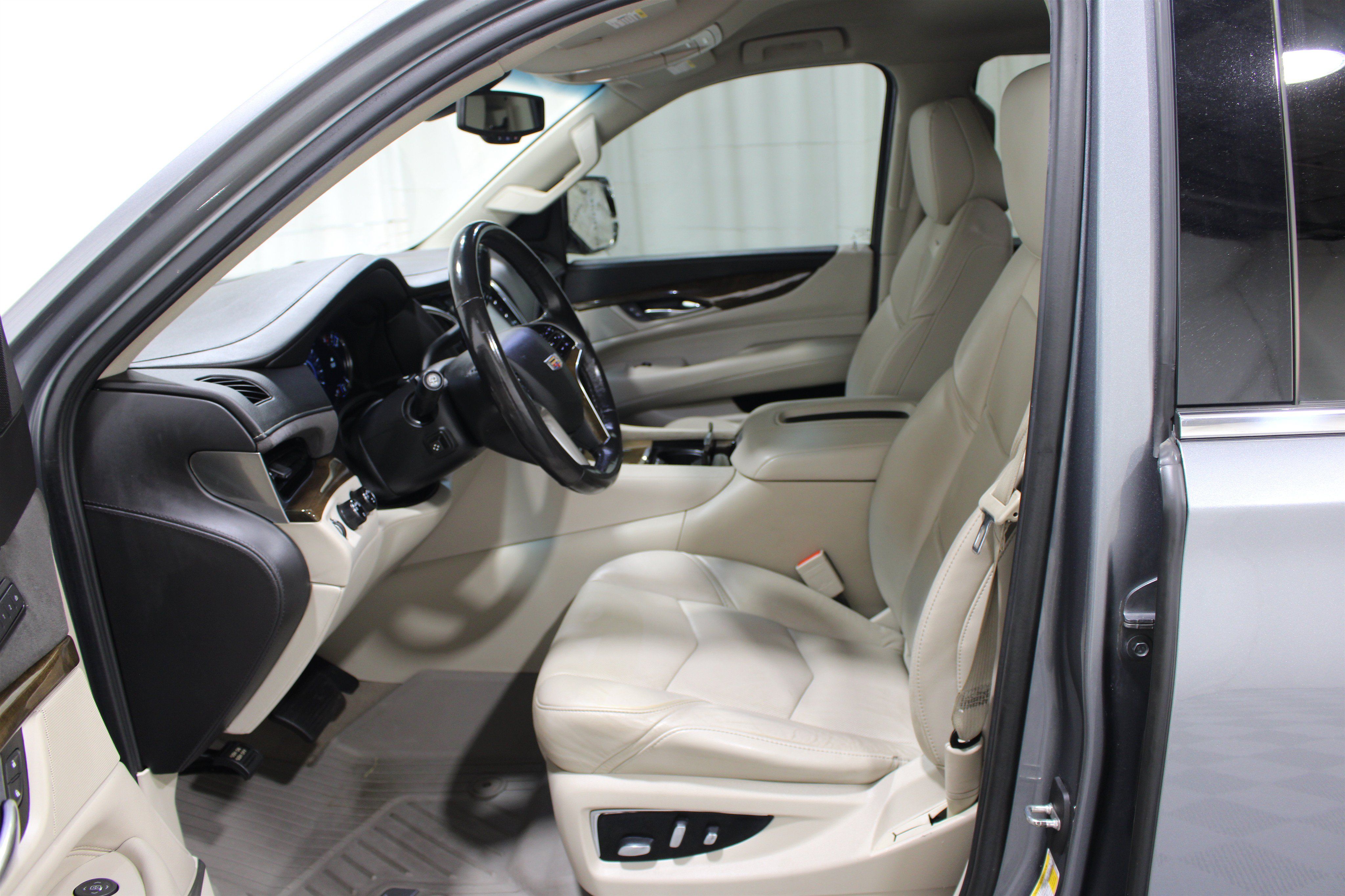 Used 2019 Cadillac Escalade Platinum Sport AWD/4WD image 3