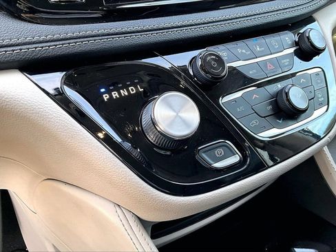 Certified 2022 Chrysler Pacifica Limited image 33