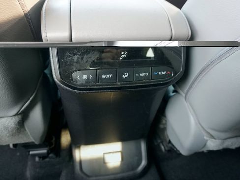 Used 2023 Toyota Highlander XLE FWD image 18
