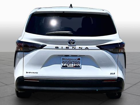 Used 2025 Toyota Sienna XLE AWD/4WD image 4