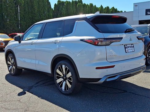 New 2025 Mitsubishi Outlander SE image 3