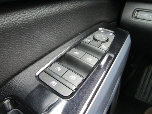 Used 2024 Nissan Pathfinder SL FWD image 33