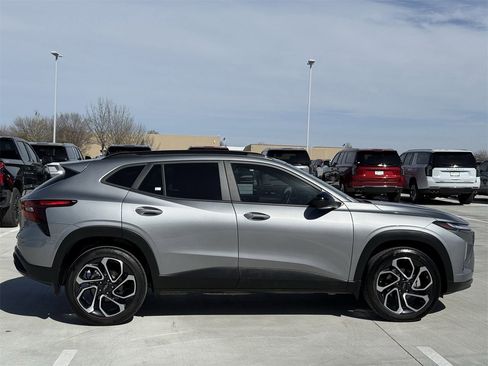 Certified 2025 Chevrolet Trax RS w/ Sunroof Package image 3