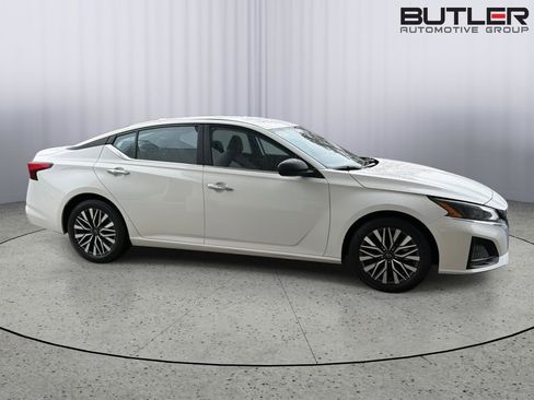 Used 2025 Nissan Altima 2.5 SV FWD image 7