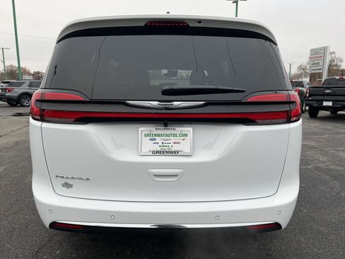 New 2026 Chrysler Pacifica Select image 5
