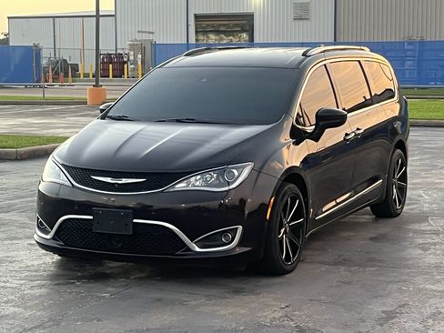 Used 2017 Chrysler Pacifica Touring-L Plus w/ Advanced Safetytec Group FWD image 5