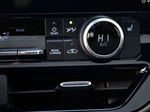 Certified 2023 Toyota Highlander XLE image 27