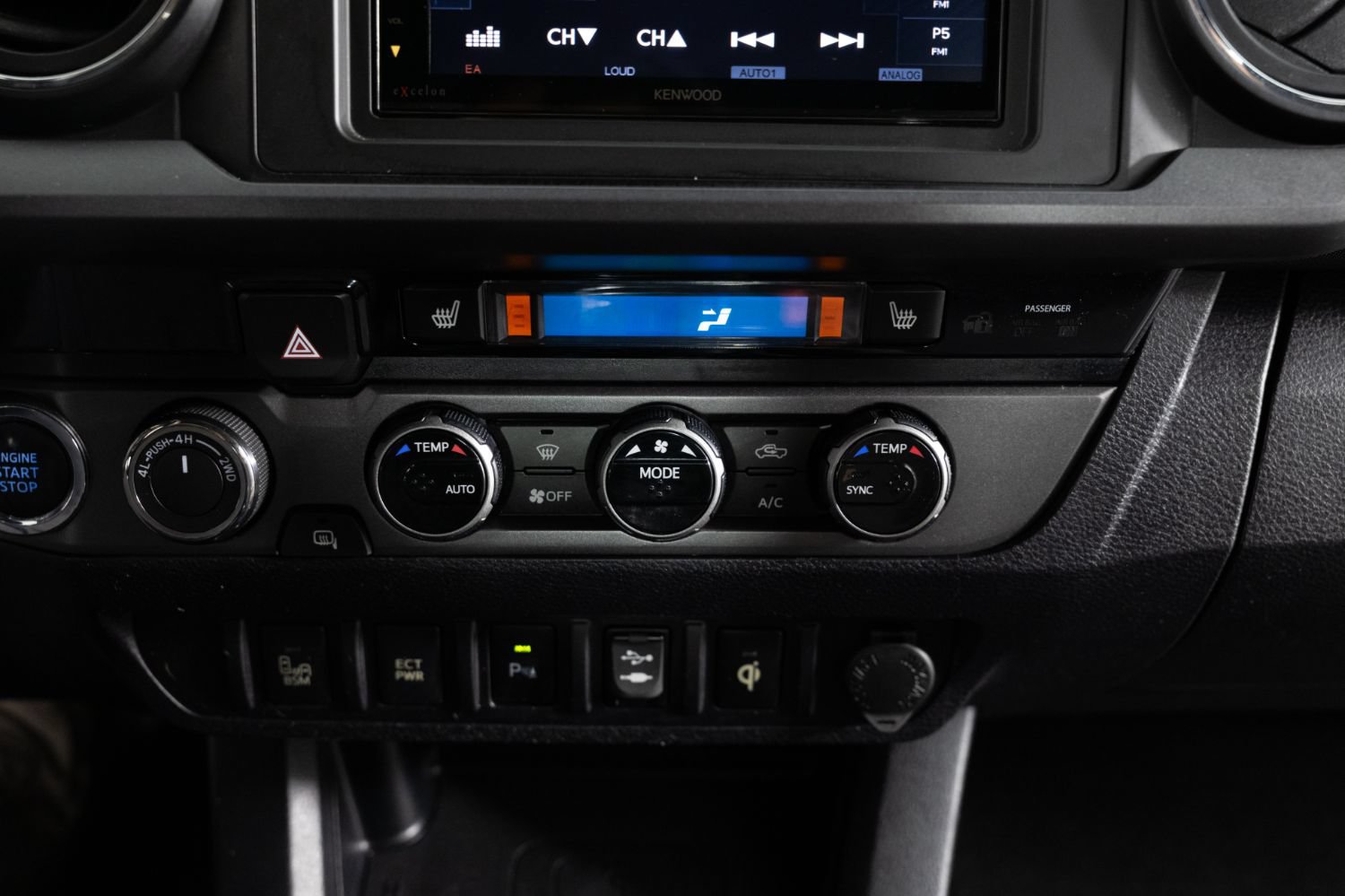 Used 2017 Toyota Tacoma TRD Off-Road w/ Premium & Technology Package AWD/4WD image 37