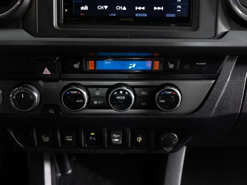 Used 2017 Toyota Tacoma TRD Off-Road w/ Premium & Technology Package AWD/4WD image 37