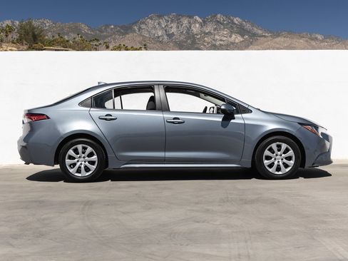 Used 2020 Toyota Corolla LE w/ Carpet Mat Package (TMS) FWD image 8