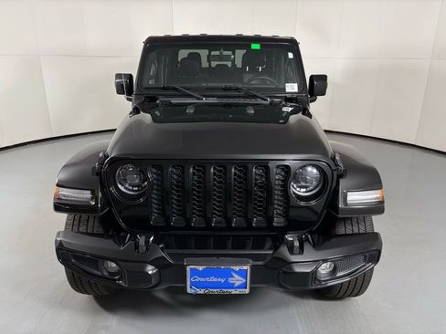 Used 2023 Jeep Gladiator Overland image 3