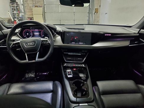 Used 2022 Audi e-tron GT Prestige image 11