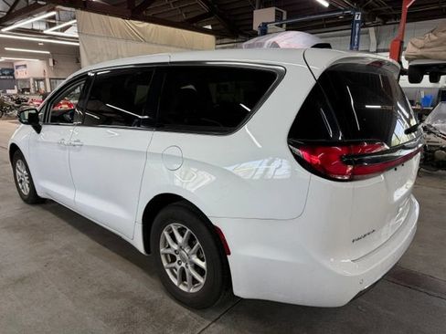 Used 2024 Chrysler Pacifica Touring-L FWD image 2