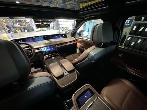 Used 2025 Lincoln Navigator L Reserve image 25