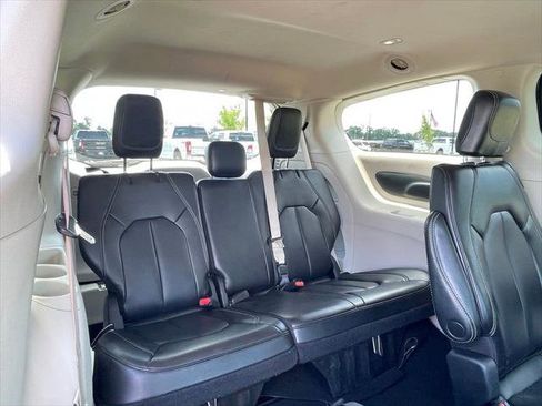 Certified 2023 Chrysler Pacifica Touring-L FWD image 46
