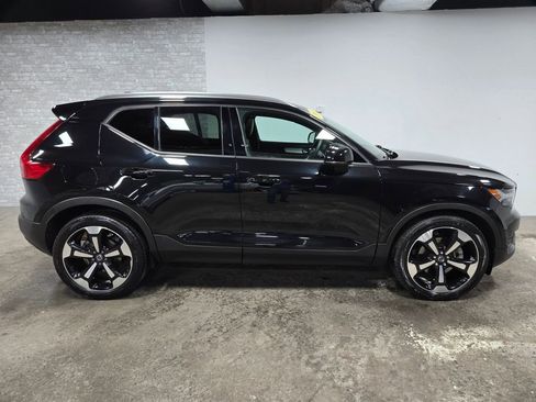 Used 2019 Volvo XC40 T5 Momentum image 3