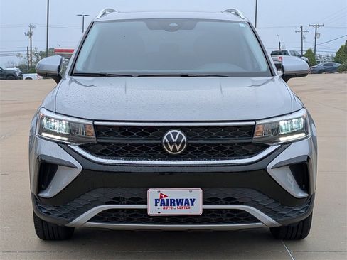 Used 2023 Volkswagen Taos SE w/ Panoramic Sunroof Package image 2