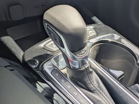 Used 2025 Chevrolet Trax LT w/ LT Convenience Package image 17