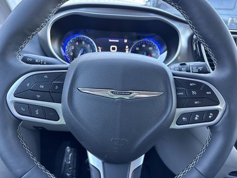 Used 2024 Chrysler Pacifica Touring-L image 28