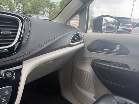 Used 2024 Chrysler Pacifica Touring-L FWD image 24