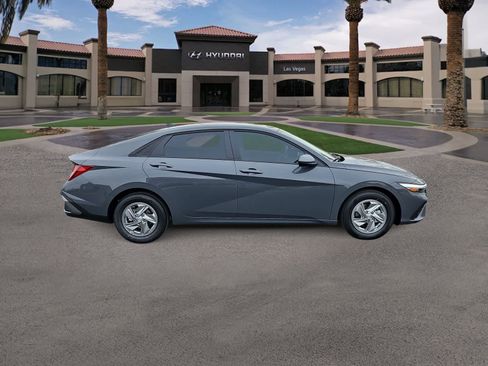 Used 2026 Hyundai Elantra SE FWD image 9