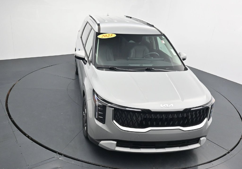 Used 2025 Kia Carnival EX FWD image 21