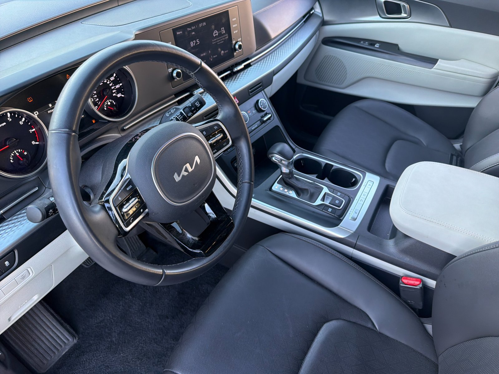 Used 2024 Kia Carnival LX FWD image 9