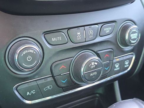 Used 2019 Jeep Cherokee Limited image 26