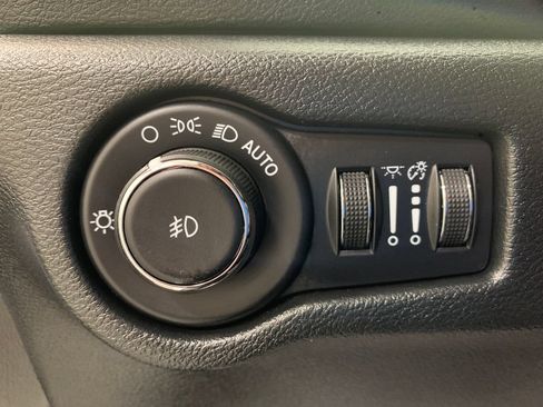 Used 2025 Chrysler Pacifica Select FWD image 26