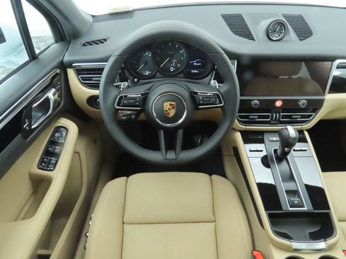 Certified 2025 Porsche Macan AWD/4WD image 13
