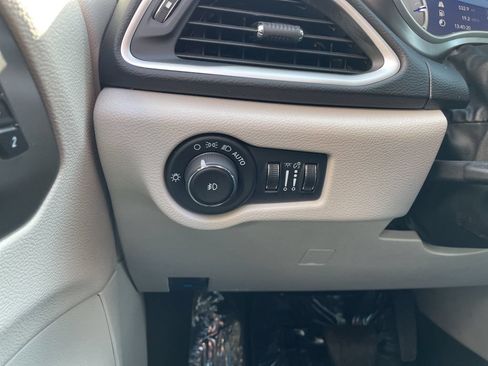 Used 2024 Chrysler Pacifica Touring-L FWD image 26