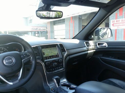 Used 2018 Jeep Grand Cherokee Altitude AWD/4WD image 23