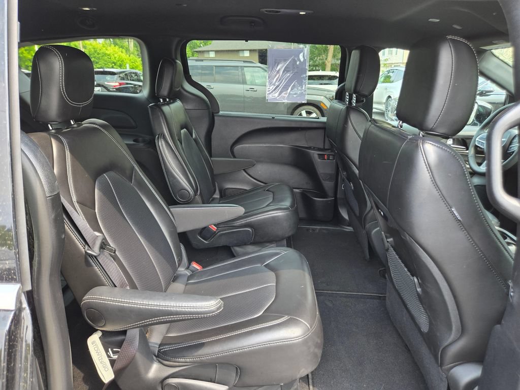 Used 2025 Chrysler Pacifica Select FWD image 12