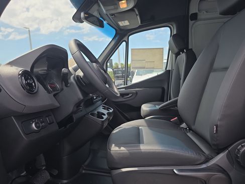 Used 2025 Mercedes-Benz Sprinter 2500 image 23